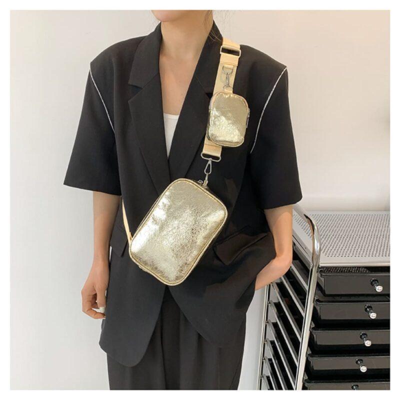 femme sac banane dore a bandouliere