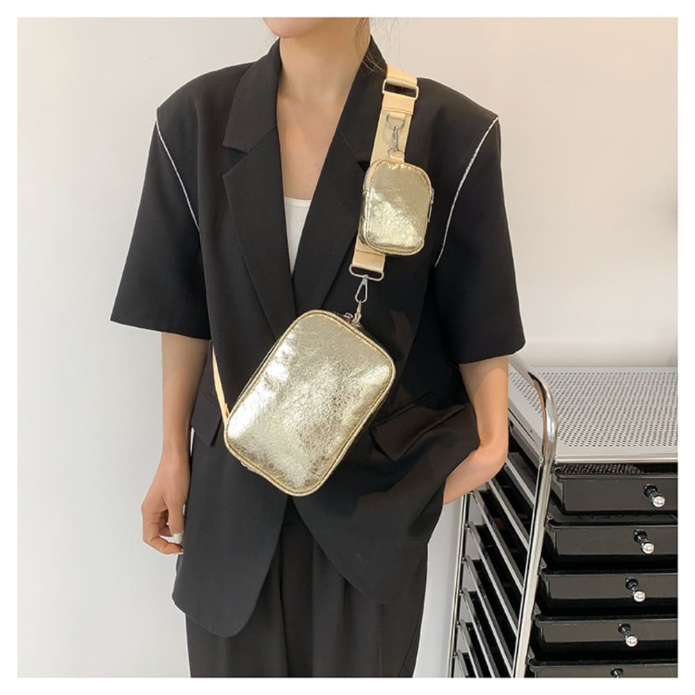 femme sac banane dore a bandouliere