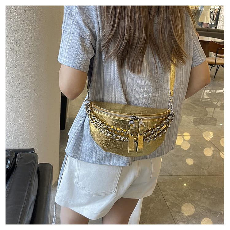 femme sac banane dore cuir brillant