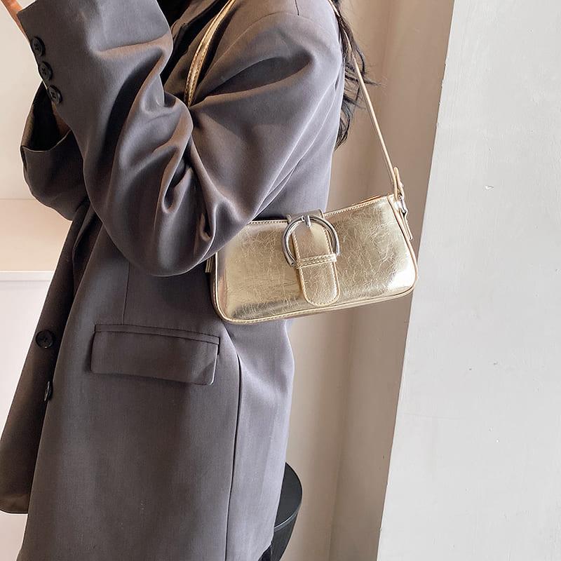 femme sac banane dore elegant